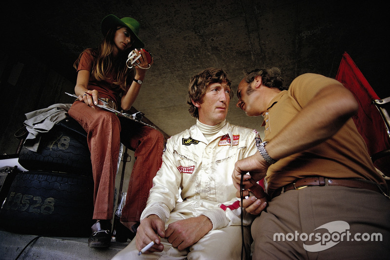 Jochen Rindt en pits con su esposa Nina y el jefe del equipo Lotus Colin Chapman