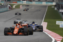 Stoffel Vandoorne, McLaren MCL32, Pascal Wehrlein, Sauber C36