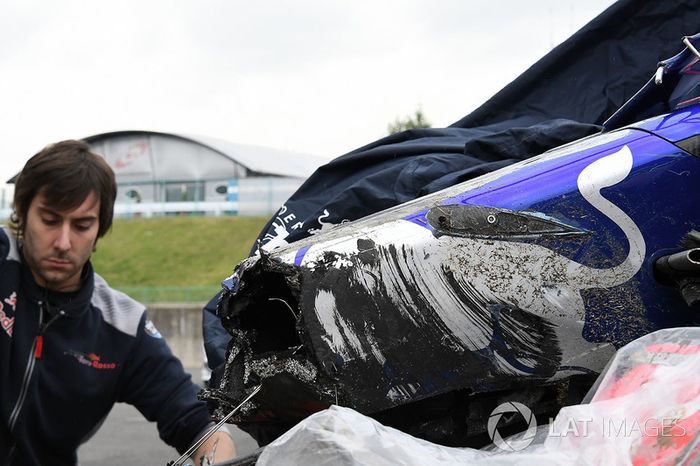 El coche chocado de Carlos Sainz Jr., Scuderia Toro Rosso STR12 es removido de la pista