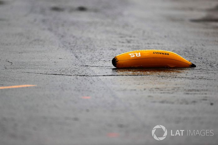 Un plátano hinchable de Renault F1 en el pitlane
