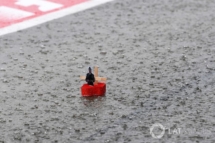 Un barco de papel en el pitlane