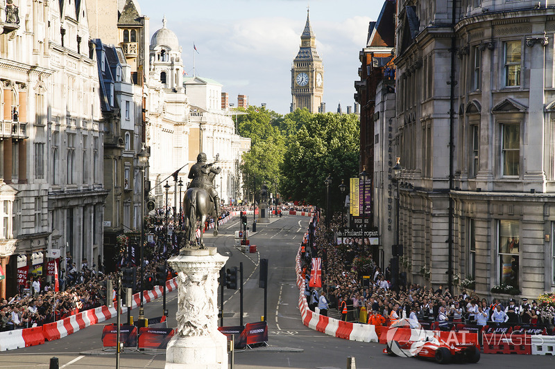 Jenson Button, McLaren, da un paseo a Naomi Campbell en un biplaza