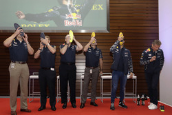 Гонщик Red Bull Racing Даниэль Риккардо и приглашенные гости пьют шампанское из ботинок в штаб-квартире ExxonMobil