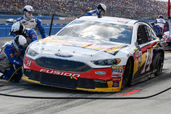 Clint Bowyer, Stewart-Haas Racing Ford pit stop