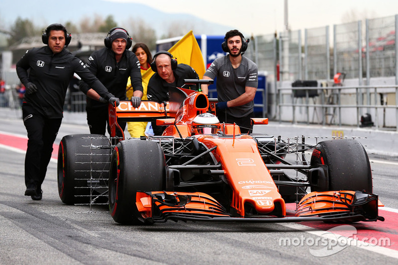Стоффель Вандорн, McLaren MCL32, механіки штовхають болід