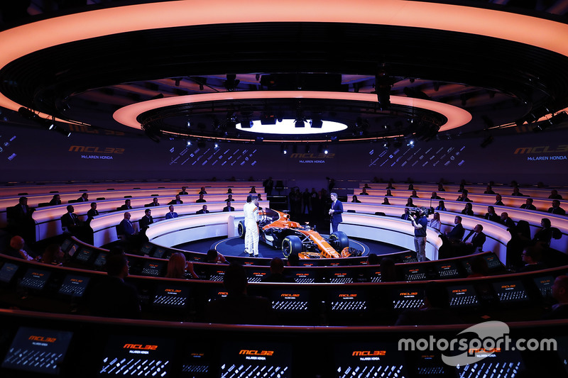 Гонщики McLaren Фернандо Алонсо и Стоффель Вандорн обсуждают новую MCL32 с телеведущим Саймоном Лэзенби