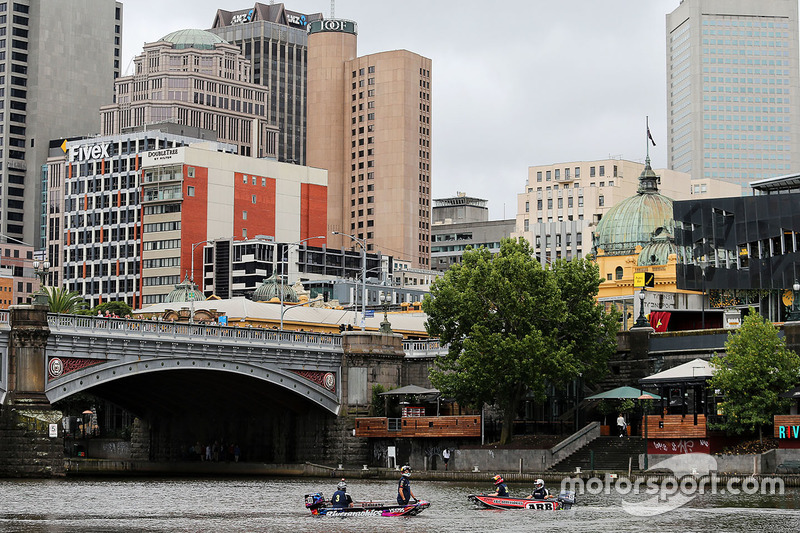 Daniel Ricciardo, Red Bull Racing y Max Verstappen, Red Bull Racing en un bote de carreras en el río Yarra