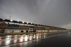 La pluie dans la voie des stands