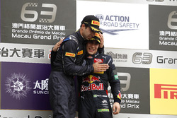 Podio: il vincitore della gara António Felix da Costa, Carlin Dallara Volkswagen con Sérgio Sette Ca
