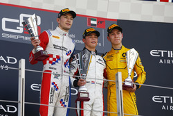 Podium: tweede Jake Dennis, Arden International; winnaar Nyck De Vries, ART Grand Prix; derde Jack A