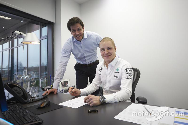 Valtteri Bottas mit Mercedes-Sportchef Toto Wolff