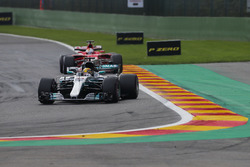 Lewis Hamilton, Mercedes AMG F1 W08, Sebastian Vettel, Ferrari SF70H