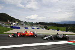 Kimi Raikkonen, Ferrari SF70H, ve Daniel Ricciardo, Red Bull Racing RB13, Romain Grosjean, Haas F1 T