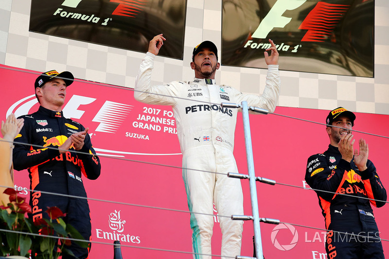 Il vincitore della gara Lewis Hamilton, Mercedes AMG F1 festeggia sul podio con Max Verstappen, Red 