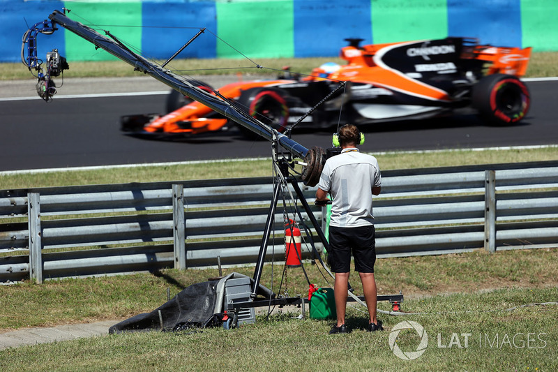 Kameramann und Fernando Alonso, McLaren MCL32