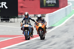 Tito Rabat, Estrella Galicia 0,0 Marc VDS ramené dans les stands par Pol Espargaro, Red Bull KTM Factory Racing