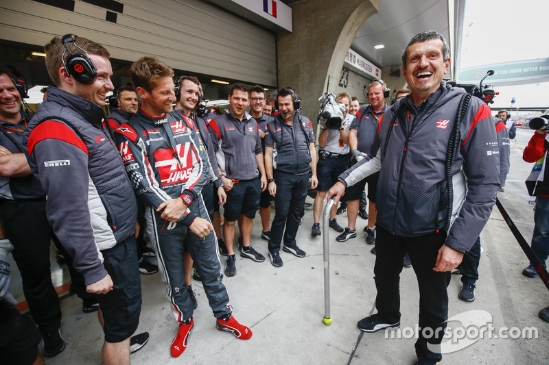 Гран Прі Китаю. Гюнтер Штайнер, керівник Haas F1 Team, святкує свій день народження разом із командою Haas F1 Team
