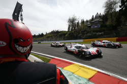 #1 Porsche Team, Porsche 919 Hybrid: Neel Jani, Andre Lotterer, Nick Tandy; #8 Toyota Gazoo Racing,
