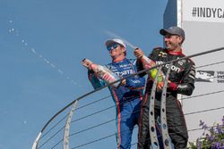 Podio: ganador Will Power, Team Penske Chevrolet, segundo lugar Scott Dixon, Chip Ganassi Racing Hon