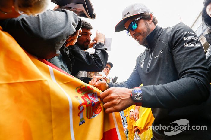 Fernando Alonso, McLaren, firma autógrafos a sus fans