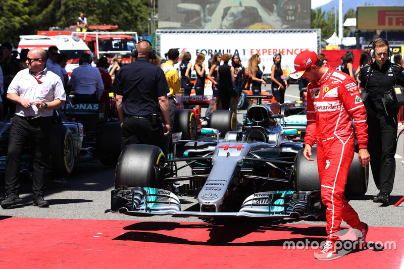 Sebastian Vettel, Ferrari, checks out the car of Lewis Hamilton, Mercedes AMG F1 W08, in Parc Ferme