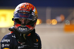 Max Verstappen, Red Bull Racing, descend de sa voiture après son abandon