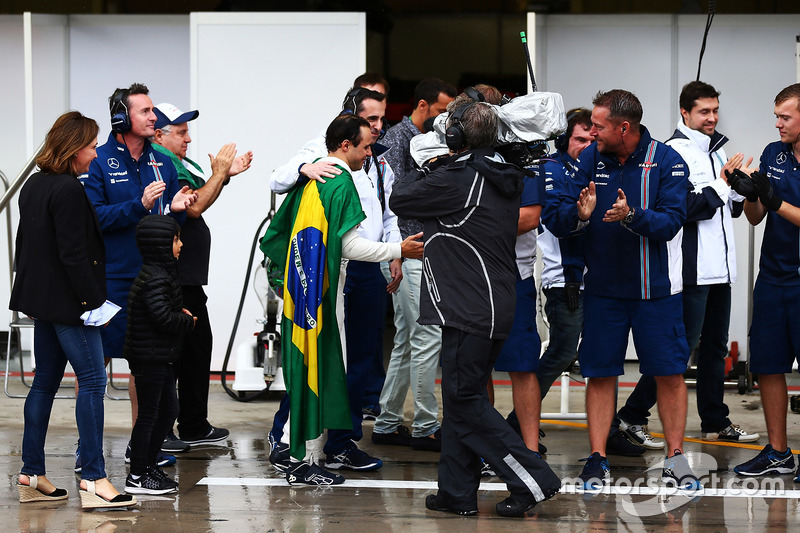 Персонал команды Williams встречает Фелипе Массу аплодисментами
