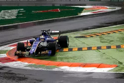 Marcus Ericsson, Sauber C36 runs wide