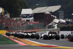 Jolyon Palmer, Renault Sport F1 Team RS17, Lance Stroll, Williams FW40, Romain Grosjean, Haas F1 Tea