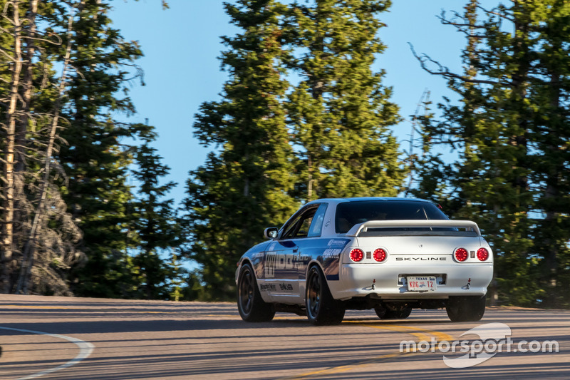 #44 Nissan Skyline GT-R: Yuri Kouznetsov