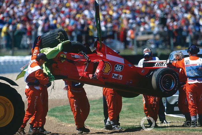 Oficiales de pista retiran el auto de Michael Schumacher, Ferrari