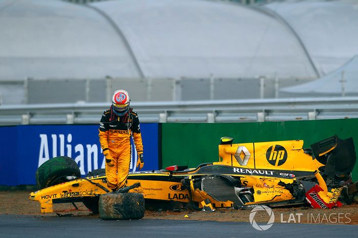 Vitaly Petrov, Renault R30, crash