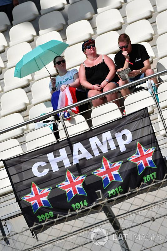 Lewis Hamilton, Mercedes AMG F1 fans y banner