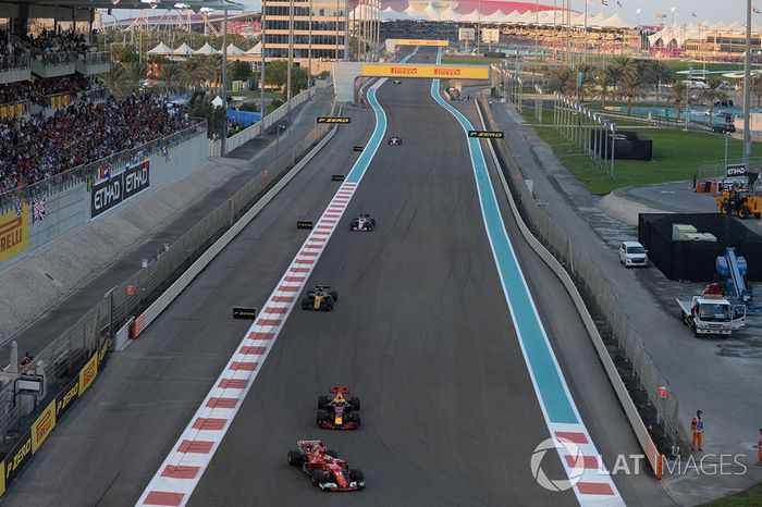 Kimi Raikkonen, Ferrari SF70H y Max Verstappen, Red Bull Racing RB13