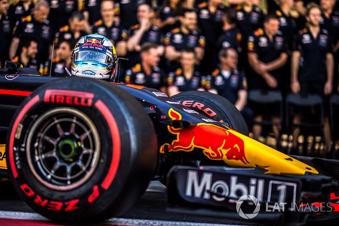 El casco de Daniel Ricciardo, Red Bull Racing durante la foto del equipo Red Bull Racing
