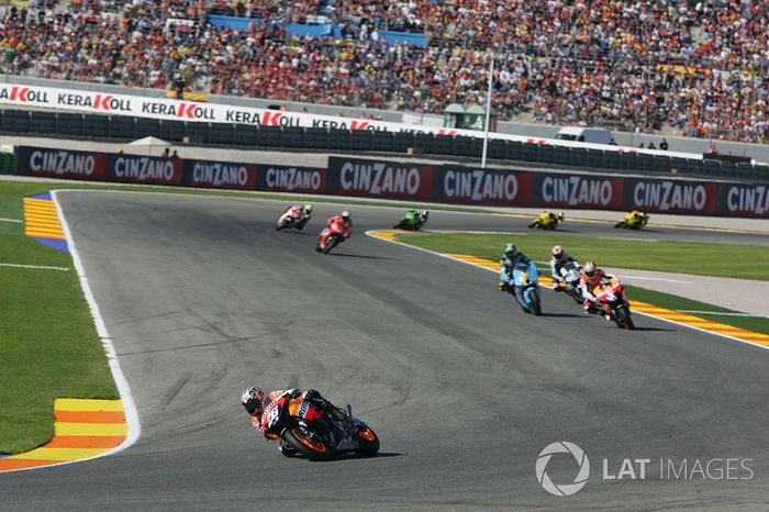 2007. Dani Pedrosa salía en pole, pero Stoner lideró las seis primeras vueltas, hasta que Pedrosa se puso primero para comandar la carrera durante los últimos 25 giros.