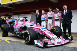 Технический директор Sahara Force India F1 Эндрю Грин, тест-пилот Никита Мазепин, гонщики Эстебан Окон и Серхио Перес, главный операционный директор команды Отмар Сафнауэр, автомобиль VJM11