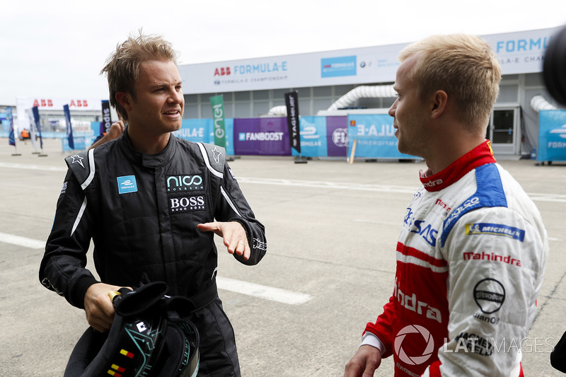 Formula 1 World Champion talking to Felix Rosenqvist, Mahindra Racing