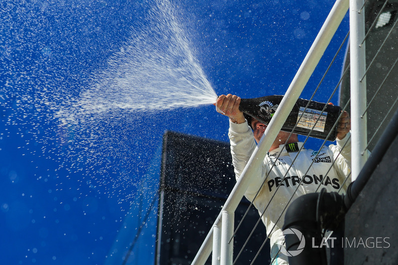 Segundo lugar Valtteri Bottas, Mercedes AMG F1 que se celebra en el podio con champán