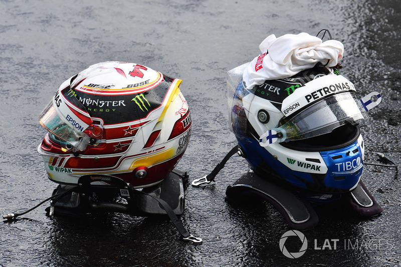 Cascos de Lewis Hamilton, Mercedes-AMG F1 y Valtteri Bottas, Mercedes-AMG F1 en el parque cerrado