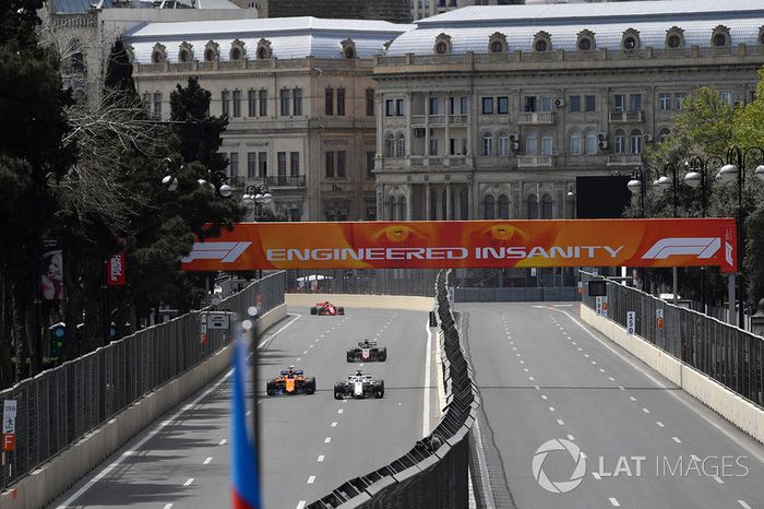 Fernando Alonso, McLaren MCL33 y Marcus Ericsson, Sauber C37