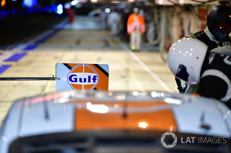 #86 Gulf Racing Porsche 911 RSR: Michael Wainwright, Benjamin Barker, Alex Davison, pit stop