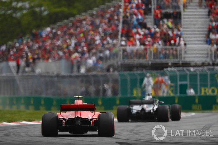 Lewis Hamilton, Mercedes AMG F1 W09, por delante de Kimi Raikkonen, Ferrari SF71H