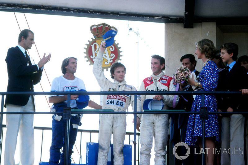 Ganador de la carrera Gilles Villeneuve, Ferrari, recibe los aplausos de Jaques Laffite, Ligier, left, y John Watson, McLaren
