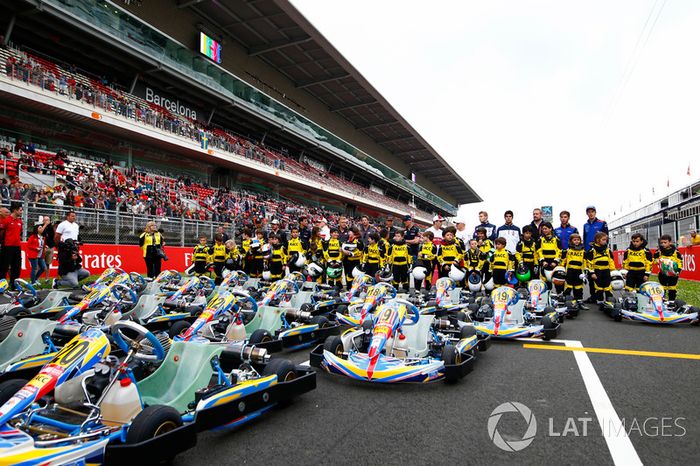 Jóvenes pilotos de kart apoyados por el RACC, el club de autos más grande de España, posan con Lewis Hamilton, Mercedes AMG F1, Fernando Alonso, McLaren, Daniel Ricciardo, Red Bull Racing, Marcus Ericsson, Sauber, Kevin Magnussen, Haas F1 Team, Romain Gros