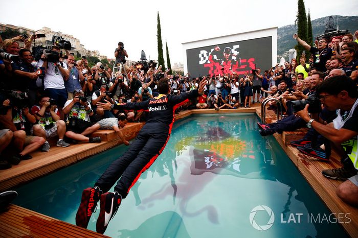 Daniel Ricciardo, Red Bull Racing, se zambulle en la piscina de la estación Red Bull Energy