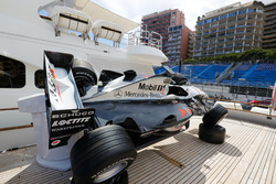 Una vecchia McLaren di Mika Hakkinen esposta sul ponte di una barca, nel porto