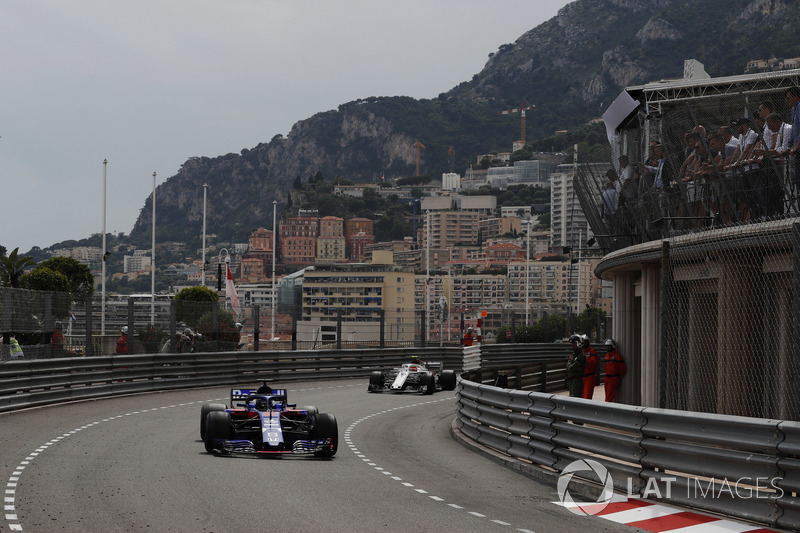 Brendon Hartley, Toro Rosso STR13, precede Charles Leclerc, Sauber C37