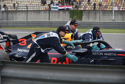 La voiture de Daniel Ricciardo, Red Bull Racing RB14 est ramenée