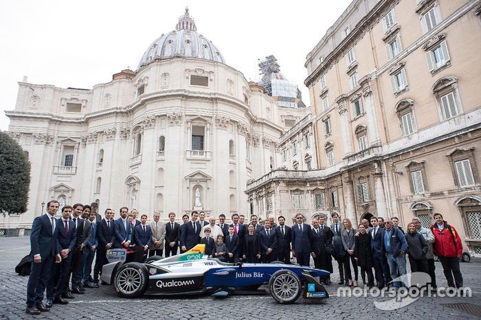 Foto de grupo con el  Papa Francisco, Alejandro Agag  CEO Fórmula E